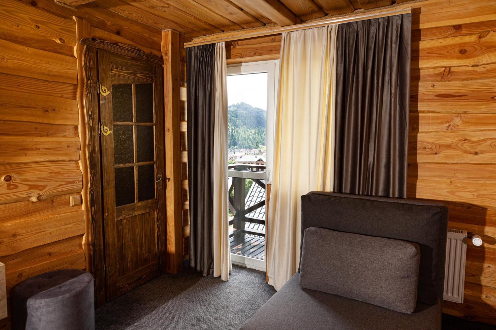 SVOI Hotel Palyanytsya Buitenkant foto