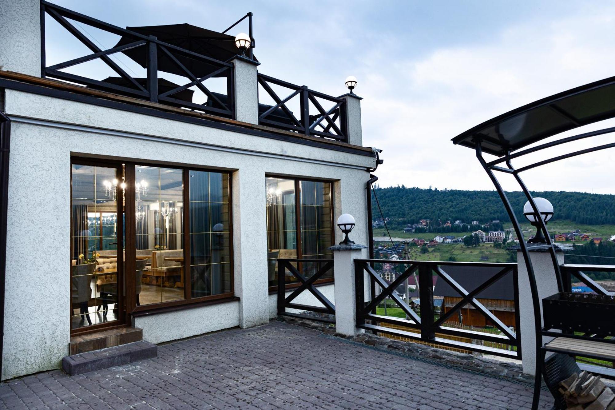 SVOI Hotel Palyanytsya Buitenkant foto