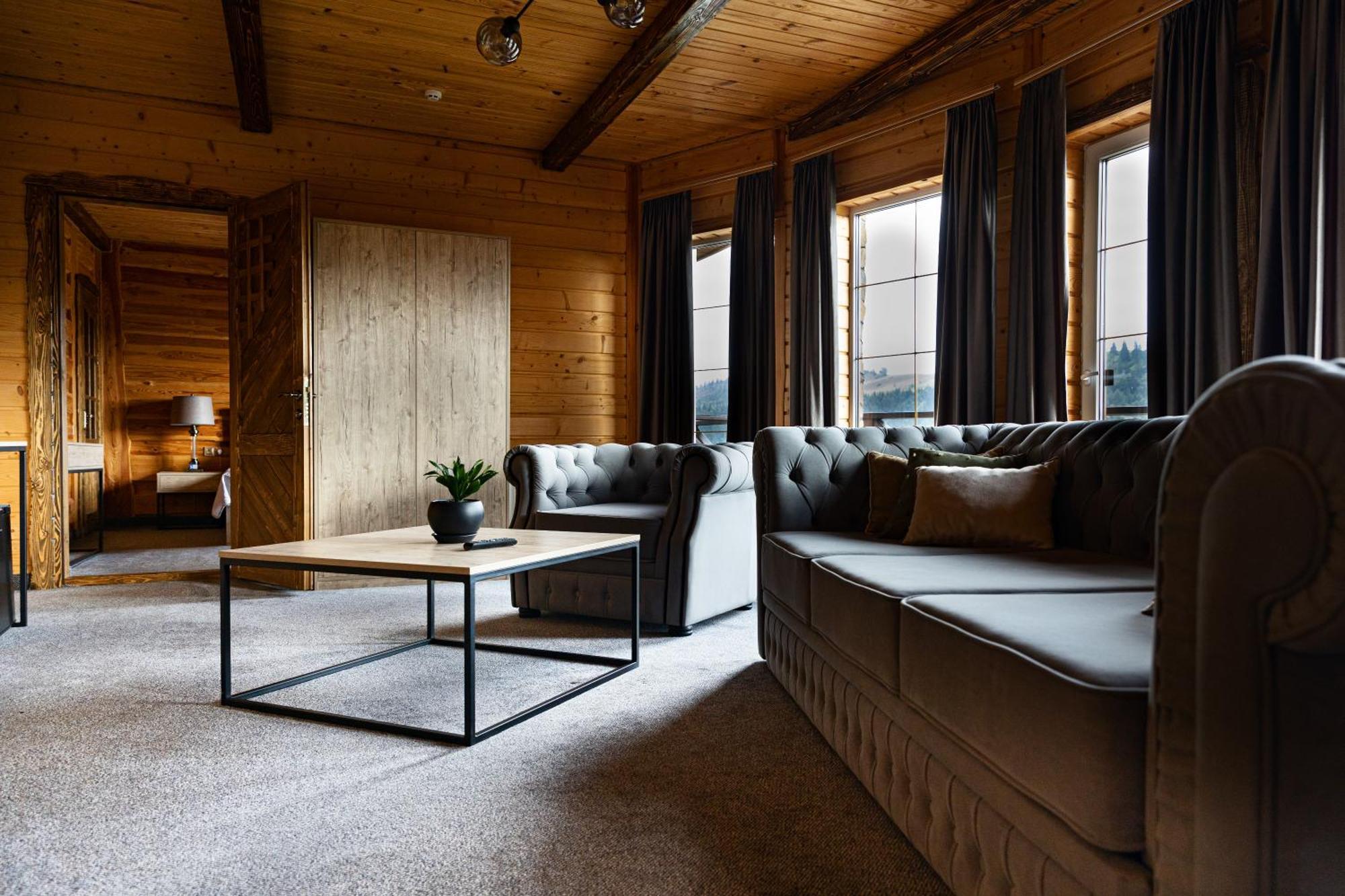 SVOI Hotel Palyanytsya Buitenkant foto