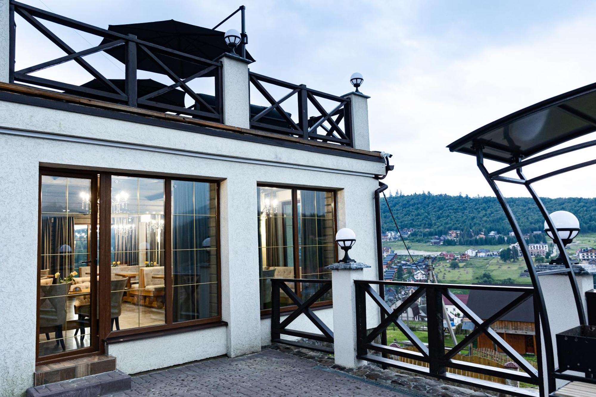 SVOI Hotel Palyanytsya Buitenkant foto