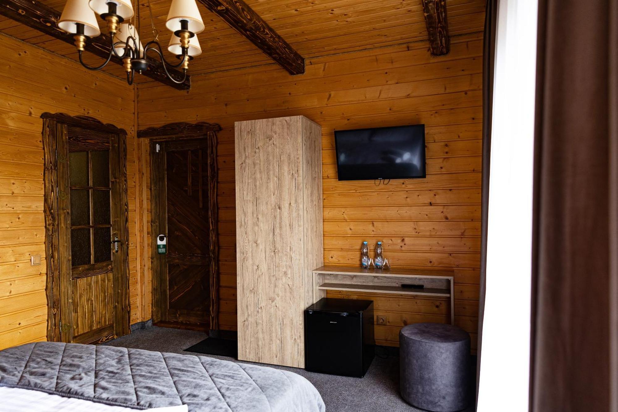 SVOI Hotel Palyanytsya Buitenkant foto