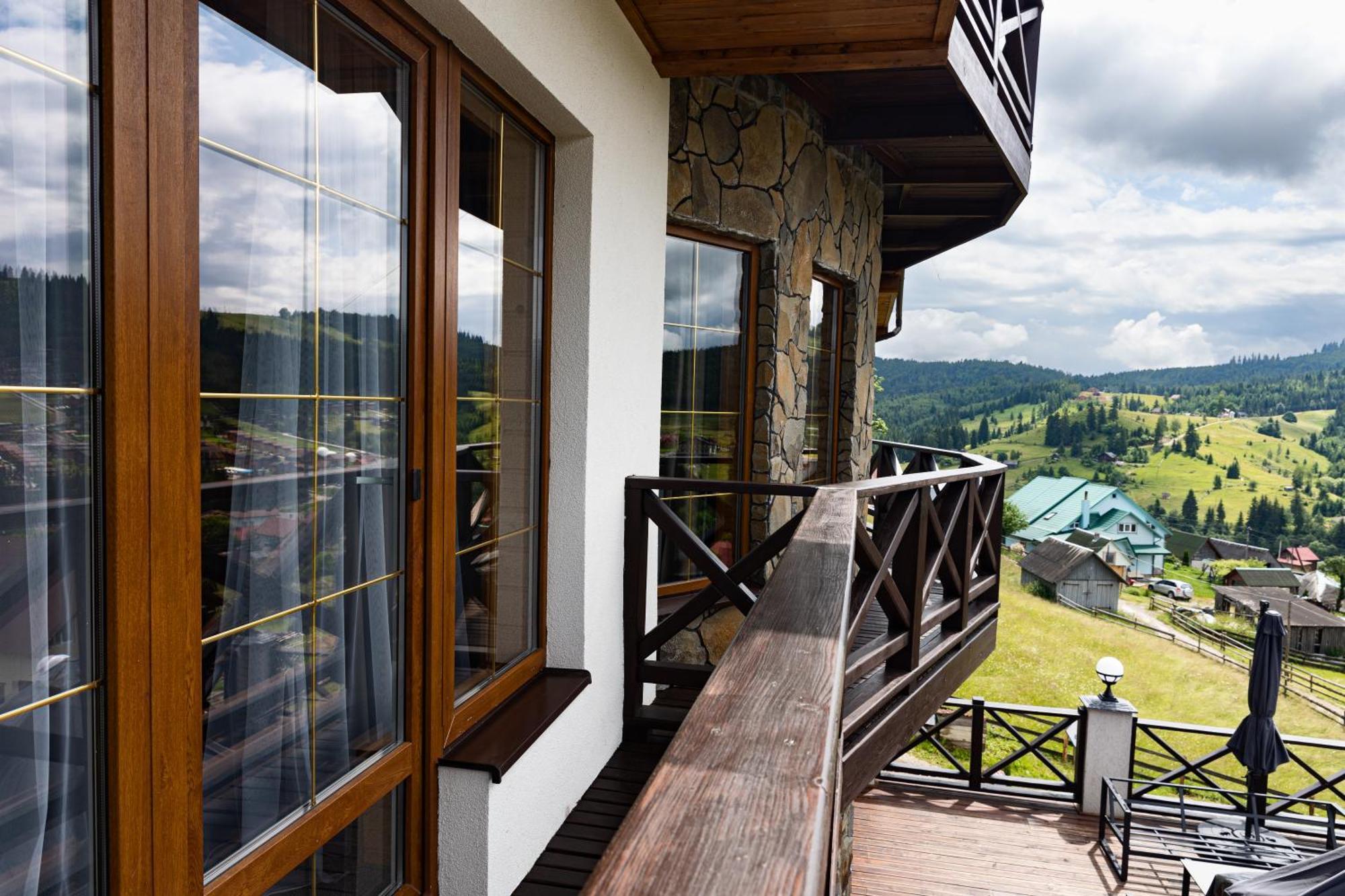 SVOI Hotel Palyanytsya Buitenkant foto
