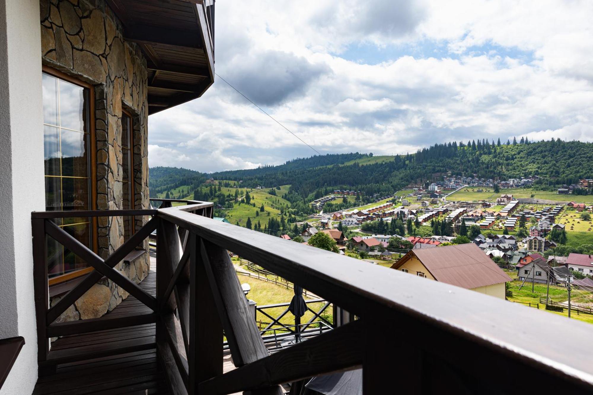 SVOI Hotel Palyanytsya Buitenkant foto