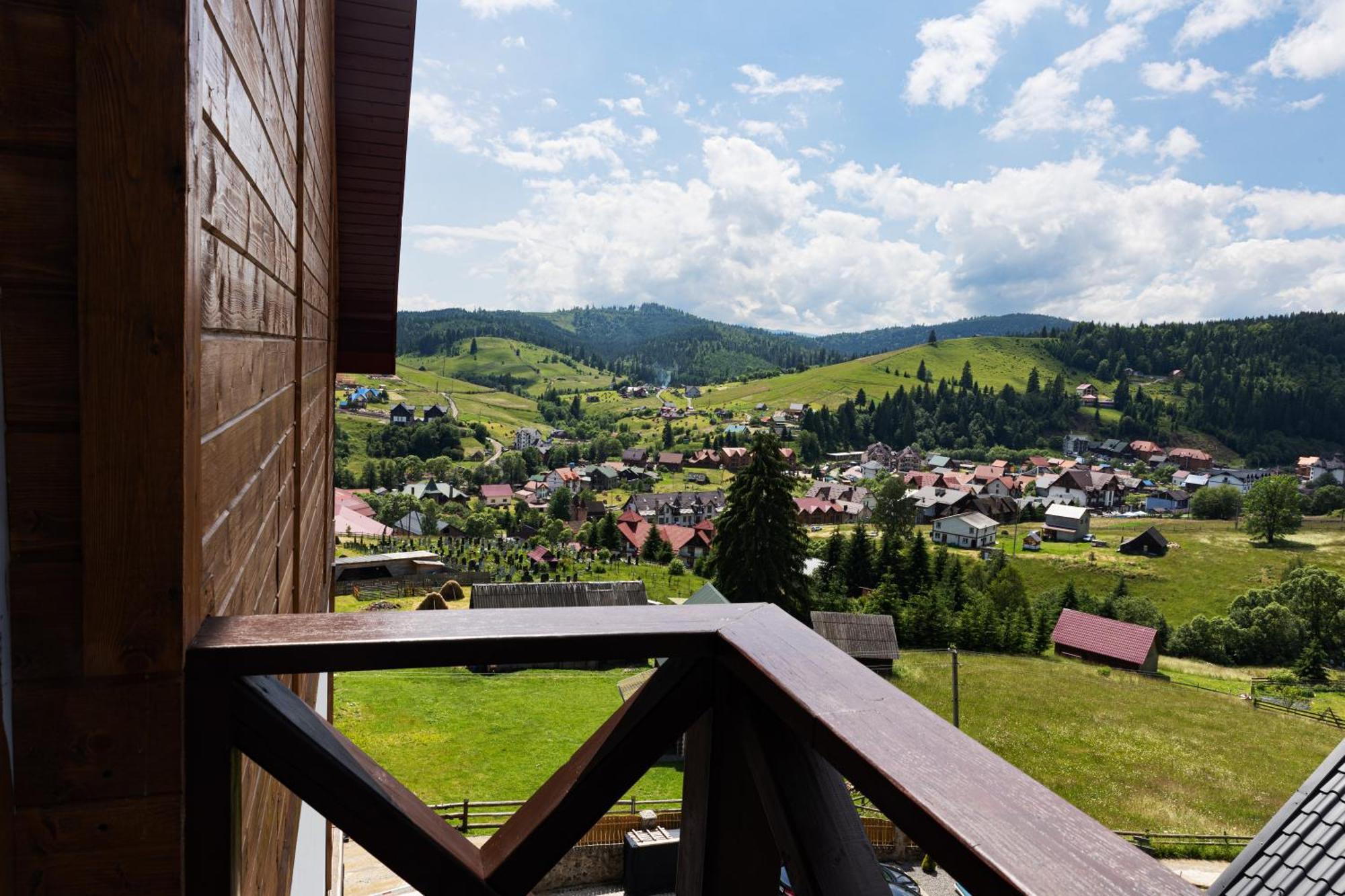 SVOI Hotel Palyanytsya Buitenkant foto
