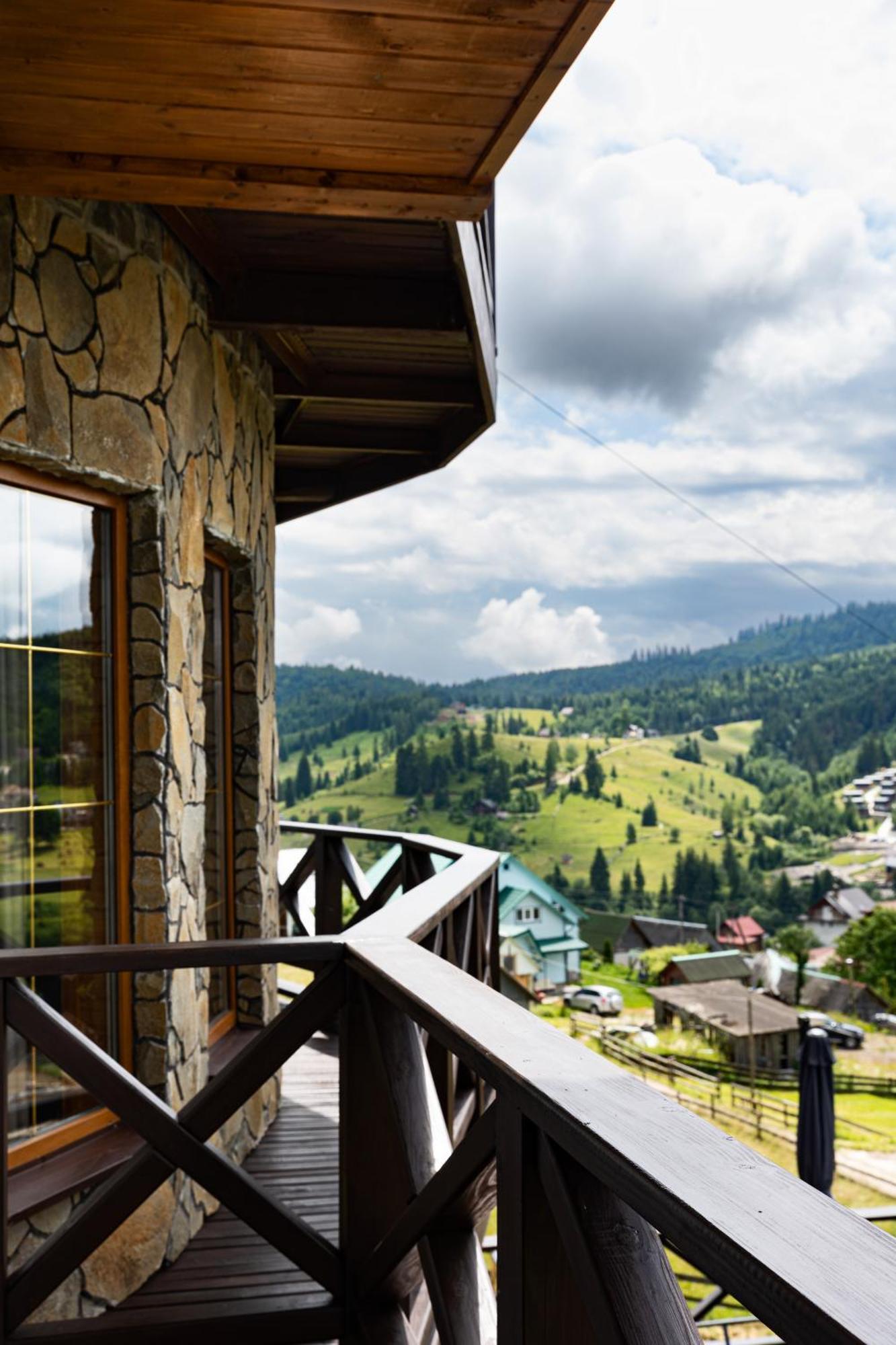 SVOI Hotel Palyanytsya Buitenkant foto