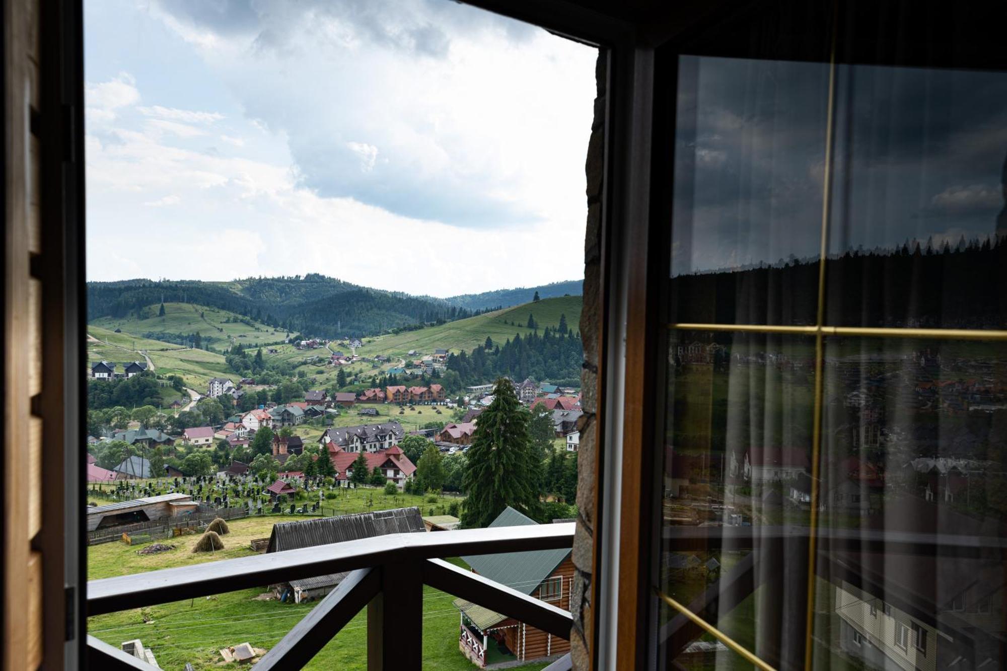 SVOI Hotel Palyanytsya Buitenkant foto