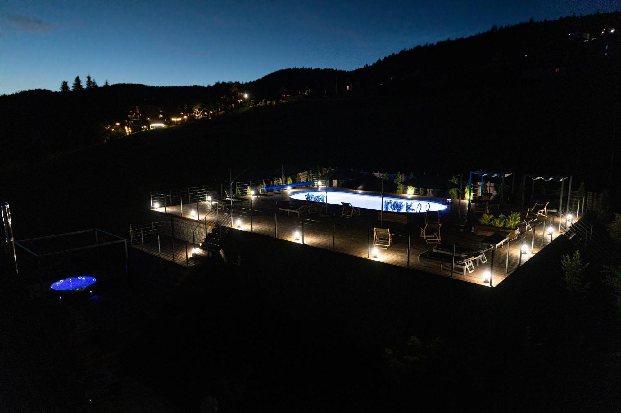 SVOI Hotel Palyanytsya Buitenkant foto